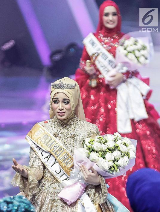 Reaksi finalis dari Malaysia, Uyaina Arshad seusai disematkan mahkota Puteri Muslimah Asia 2018 pada malam puncak di Studio 6 Emtek, Jakarta, Senin (7/5). Uyaina Arshad terpilih menjadi Puteri Muslimah Asia 2018. (Liputan6.com/Faizal Fanani)