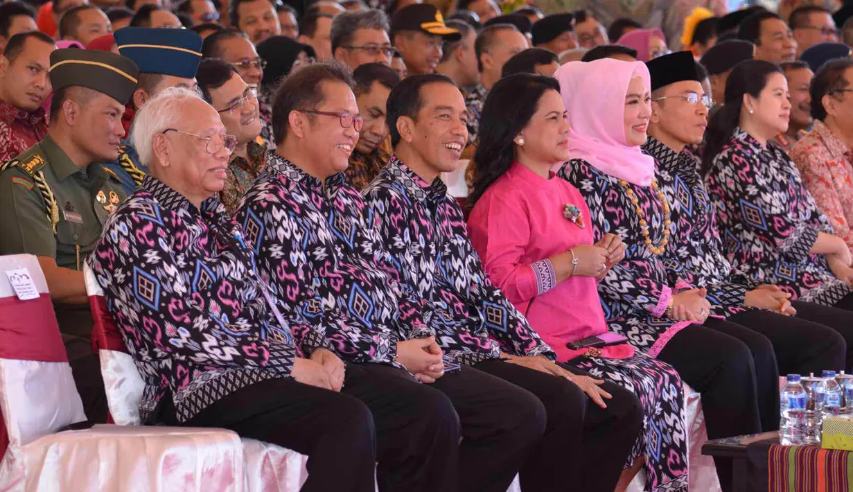 Presiden Joko Widodo bersama Ibu Negara Iriana Jokowi saat menghadiri Hari Pers Nasional 2016 di Kawasan Ekonomi Khusus Mandalika, Kabupaten Lombok Tengah, Nusa Tenggara Barat (NTB), Selasa (9/2). (Setpres/Agus Suparto)