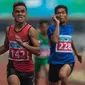Atlet Jawa Barat, Agung Laksana, memenangi nomor 200 meter T +35-36 putra pada Peparnas XV di Stadion Gelora Bandung Lautan Api, Bandung, Kamis (20/10/2016). (Bola.com/Vitalis Yogi Trisna) 