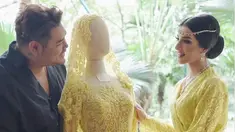 Selebgram Tasya Farasya berpose dengan gaun pengantin berwarna kuning karya desainer Ivan Gunawan bersama. Gaun pengantin tersebut dibuat Ivan untuk momen pernikahan Tasya. (Instagram/ivan_gunawan)