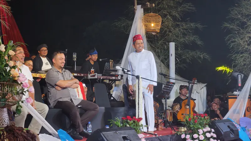 Calon Gubernur Jawa Barat, Dedi Mulyadi menyapa warga Depok di lapangan Banjaran Pucung, Tapos, Depok.