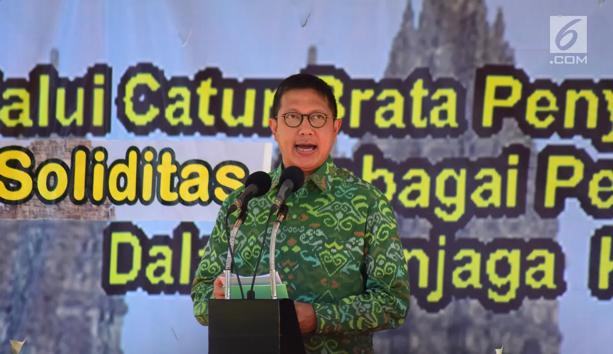 Menteri Agama Lukman Hakim Saifuddin memberi sambutan saat menghadiri prosesi Tawur Agung di Candi Prambanan, Klaten, Jateng, Jumat (16/3). Prosesi ini dilakukan sebagai pembersihan dan penyucian diri jelang Nyepi. (Liputan6.com/Gholib)
