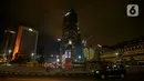 Lampu kamar menyala membentuk lambang hati di Hotel Indonesia Kempinski, Jakarta, Jumat (17/4/2020). Malam. Aksi tersebut sebagai bentuk penghargaan dan pesan cinta terhadap para tenaga medis yang berjuang di garis depan dalam penangnanan COVID-19 di Indonesia. (merdeka.com/Imam Buhori)