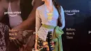 Memakai kebaya khas Bali, gaya Naura Ayu ini mencuri perhatian netizen. Dirinya terlihat begitu anggun dengan kebaya serta kain batik dan selendang hijau. (Liputan6.com/IG/@naura.ayu)