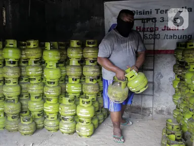 Pekerja saat bongkar muat elpiji 3 kilogram dari truk di Jakarta, Selasa (4/5/2021). Suku Dinas Tenaga Kerja Tranmigrasi dan Energi Jakarta Pusat pastikan stok tabung elpiji dinyatakan aman hingga H+7 hari raya Idul Fitri. (Liputan6.com/Johan Tallo)