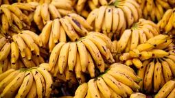 Buah pisang memiliki khasiat dan manfaat yang baik bagi kesehatan tubuh, terutama untuk sakit kepala. Pisang mengandung magnesium yang dapat membantu meredakan sakit kepala seperti migrain. (huffingtonpost.com)