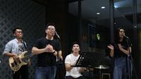 Band yang terdiri dari Willy Anggawinata, Clara Ayu Sheila, Jefta Jasson, Louis Xander, dan Yosua Gunawan, menjawab keresahan masyarakat milenial, yakni move on.  (Adrian Putra/Bintang.com)