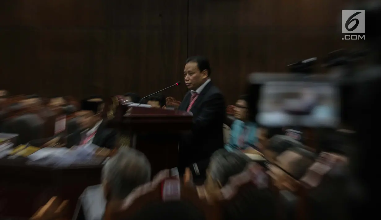 Ketua Bawaslu RI Abhan memberi keterangan saat sidang lanjutan perselisihan hasil pemilihan umum (PHPU) untuk Pemilihan Presiden 2019 di Gedung MK, Jakarta, Selasa (18/6/2019). Menurutnya, keterangan Bawaslu bukan sebuah opini. (Liputan6.com/Faizal Fanani)