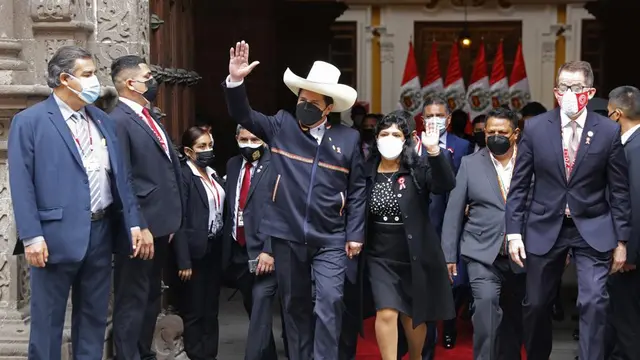 Pedro Castillo Presiden Peru yang baru (memakai topi putih). (AP)
