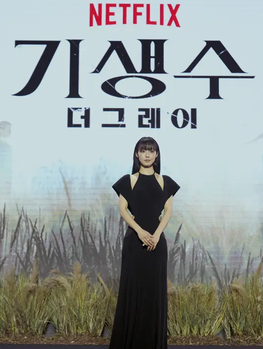 <p>Jeon So Nee berperan ganda sebagai Su In, yang memulai hidup berdampingan secara aneh dengan parasit, dan sebagai Heidi, parasit yang gagal mengambil alih tubuh Su In sepenuhnya. (Foto: Netflix)</p>