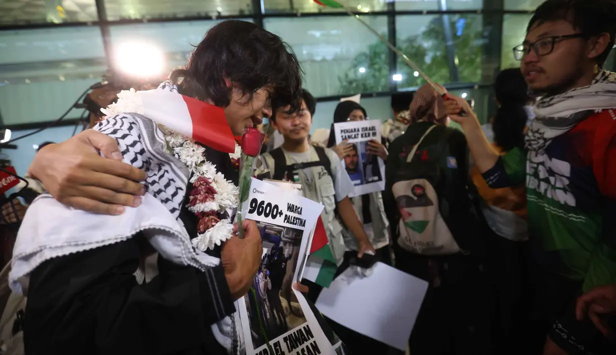 Salah satu aktivis yang tergabung dalam misi Global Sumud Flotilla 2.0 saat tiba di pintu kedatangan Terminal 3 Bandara Internasional Soekarno-Hatta pada Minggu (24/5/2026) sore. (Kapanlagi.com/Budy Santoso)