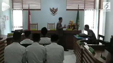 Lima pelaku penganiayaan anggota Jakmania, Haringga Sirila, jalani persidangan tertutup. Jaksa mendakwa para pelaku penganiayaan selama 7 tahun penjara.