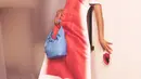 Gambar-gambar still life terlihat nyata dalam keterusterangannya, menggambarkan tas dan sepatu, termasuk Puzzle Edge, Flamenco, Goya, dan Paseo, serta pumps Toy dan Bow. [Foto: Document/LOEWE]