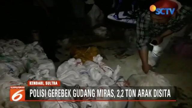 Sebanyak 2,2 ton arak ditemukan aparat kepolisian dari Polsek Poasia, Kota Kendari, Sulawesi Tenggara, di sebuah udang di tengah permukiman warga.