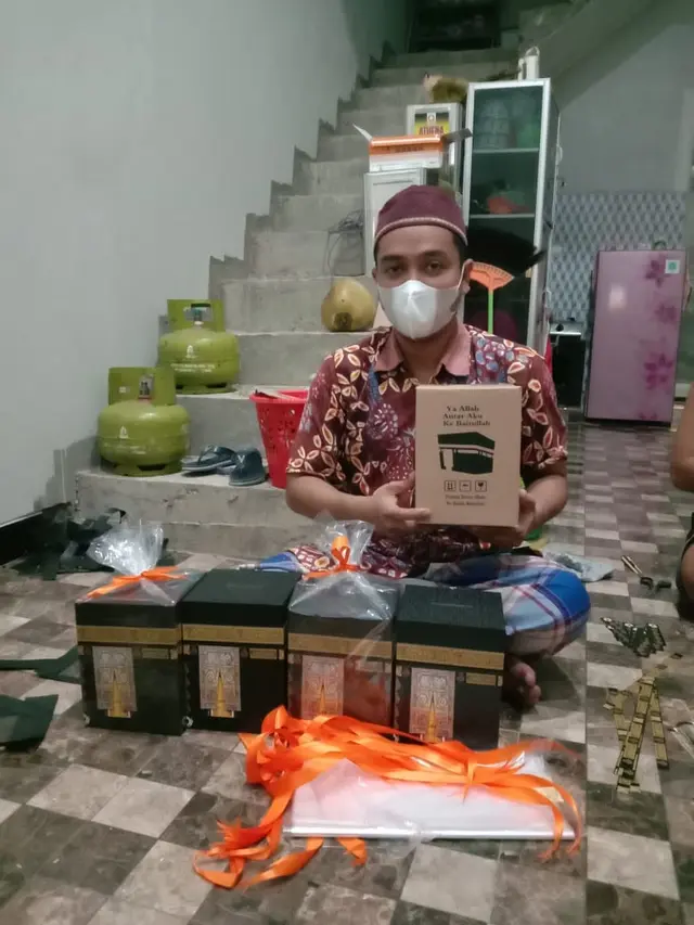 Ali Shofa (32) pemilik usaha produksi kotak tabungan ka'bah tengah menunjukkan produk yang siap dipasarkan, Rabu (26/5/2021). (Foto: Liputan6.com/Kusfitria Marstyasih)