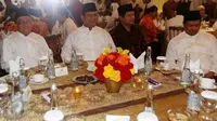 Ketum Partai Gerindra Prabowo Subianto (kedua kiri) dan Ketum Partai Golkar Aburizal Bakrie (kiri) mengikuti acara buka puasa bersama di rumah dinas Ketua DPR di Jalan Widya Chandra III Nomor 10, Jakarta, Selasa (23/6).  (Liputan6.com/Faizal Fanani)