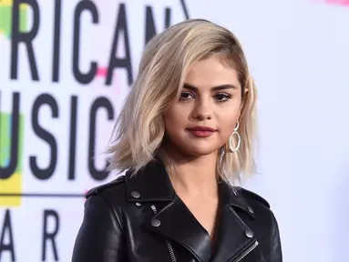 Penyanyi Selena Gomez menghadiri American Music Awards 2017 di Microsoft Theatre, Los Angeles, Minggu (19/11). Penampilan pelantun Wolves ini mengalihkan perhatian publik dari kisah asmaranya dengan Justin Bieber. (Jordan Strauss/Invision/AP)