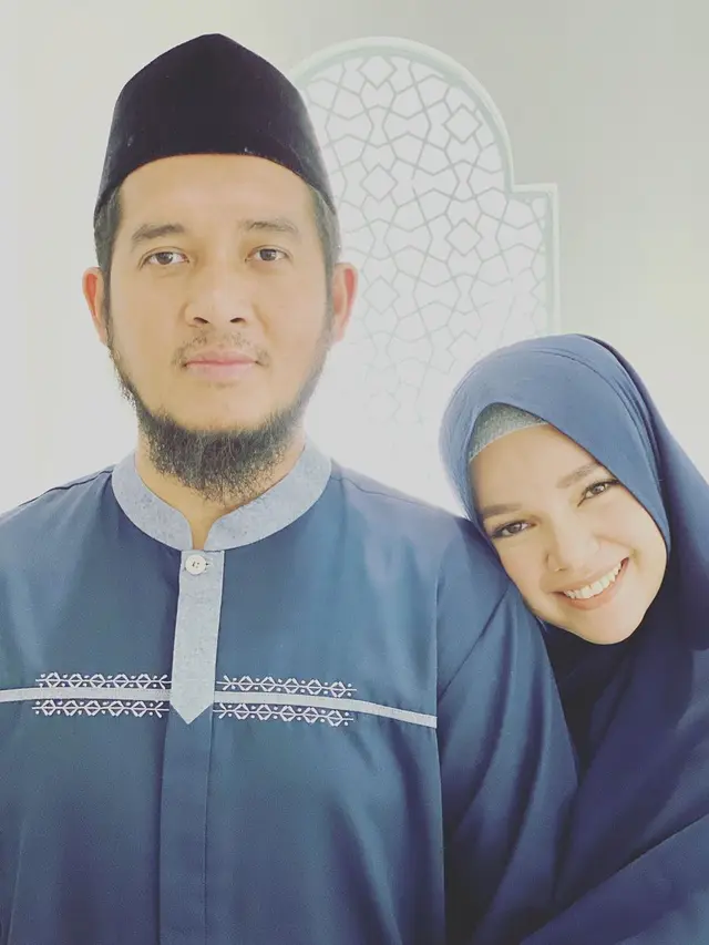 Jarang Tersorot, Ini 7 Potret Mesra Dewi Sandra dan Suami