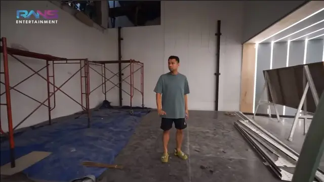 Raffi Ahmad dan Nagita Slavina menunjukkan parkiran di rumahnya. (Foto: YouTube Rans Entertainment)