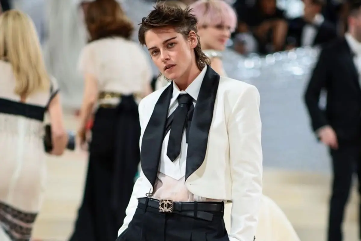 Gaya Boyish Maksimal Kristen Stewart Jadi Sorotan di Met Gala 2023