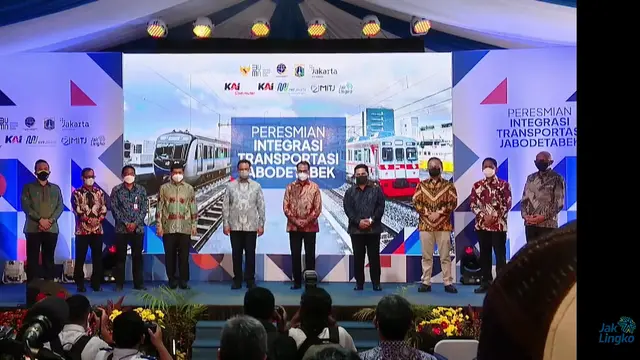 Gubernur DKI Jakarta Anies Baswedan bersama Menteri Perhubungan Budi Karya Sumadi dan Menteri Badan Usaha Milik Negara (BUMN) Erick Thohir meresmikan stasiun terintegrasi di Stasiun Tebet, Jakarta Selatan, Rabu (29/9/2021).
