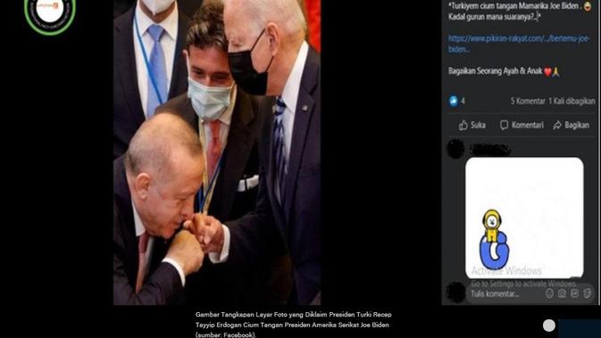 Klaim foto Presiden Turki Recep Tayyip Erdogan mencium tangan Presiden Amerika Serikat Joe Biden