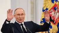 Presiden Rusia Vladimir Putin saat menjamu atlet Rusia peraih medali Olimpiade Musim Dingin 2022 Beijing dan anggota tim Paralimpiade negara itu di Kremlin di Moskow (26/4/2022). (AFP/NATALIA KOLESNIKOVA)