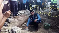 Wakil Bupati garut Helmi Budiman meletakan batu pertama pembangunan pintu perlintasan sebidang di Bangbayang, Garut beberapa waktu lalu (Liputan6.com/Jayadi Supriadin)