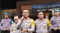 Direktorat Lalu Lintas Polda Metro Jaya, Kombes Pol Latif Usman menyatakan, oknum anggotanya inisial Aipda P yang diduga melakukan pungli di Samsat Kota Bekasi telah ditangani Bid Propam Polda Metro Jaya. (Liputan6.com/Ady Anugrahadi)