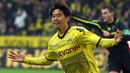 Shinji Kagawa. Gelandang serang Jepang yang kini berusia 33 tahun dan masih aktif bermain bersama Sint-Truiden di Liga Utama Belgia ini didatangkan Manchester United pada awal musim 2012/2013 dari Borussia Dortmund dengan nilai transfer 16 juta euro. (AFP/DPA/Kevin Kurek)