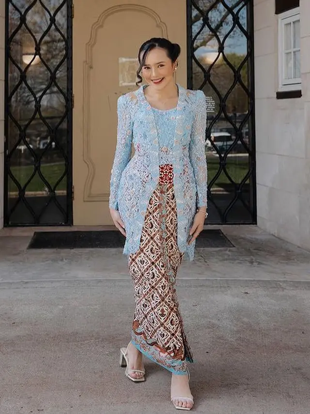 Inspirasi Kebaya Kartini Warna Baby Blue