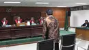 Raja Bonaran saat bersiap di Pengadilan Tipikor, Jakarta, Senin (27/4/2015). Dalam sidang tersebut ia dituntut 6 tahun penjara, denda Rp. 300 juta subsider 4 bulan penjara dan dicabut hak politik untuk dipilih selama 8 tahun. (Liputan6.com/Helmi Afandi)