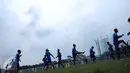 Pemain PBFC melakukan pemanasan jelang latihan terbuka di lapangan atletik Stadion Pakansari, Kab Bogor, Jumat (10/3). PBFC akan melakoni laga final Piala Presiden 2017 melawan Arema FC pada Minggu (12/3). (Liputan6.com/Helmi Fithriansyah)