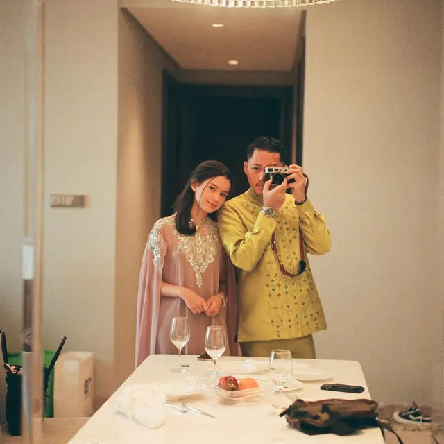6 Potret Sarah Menzel di Acara Pernikahan Aurel Hermansyah, Pakai Kebaya Bali