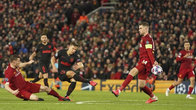 Penyerang Atletico Madrid, Marcos Llorente, mencetak gol ke gawang Liverpool pada laga Liga Champions di Stadion Anfield, Rabu (11/3/2020). Liverpool takluk 2-3 dari Atletico Madrid. (AP/Jon Super)
