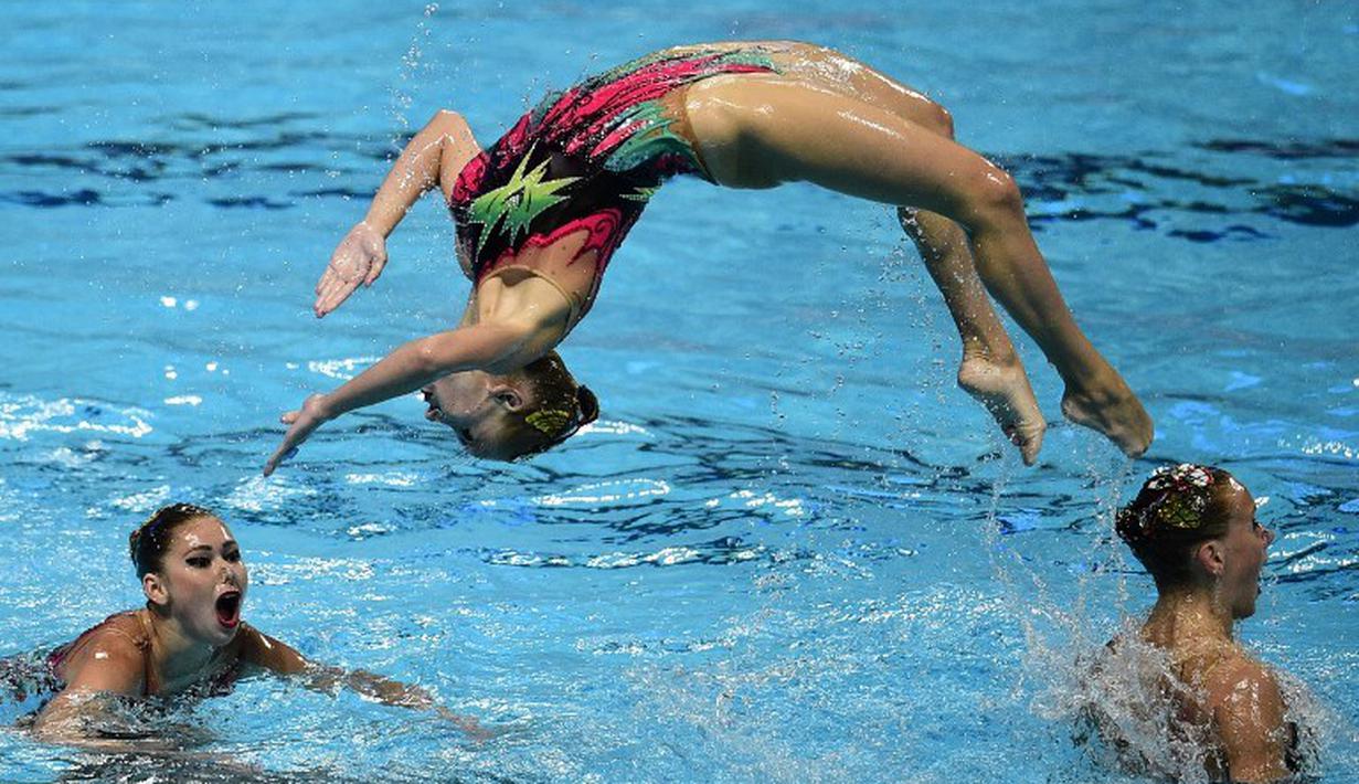 Tim putri Belarus beraksi di nomor final Team Free Combination renang indah Kejuaraan Dunia Akuatik 2015 di Kazan, Rusia. (1/8/2015). (AFP Photo/Martin Bureau)