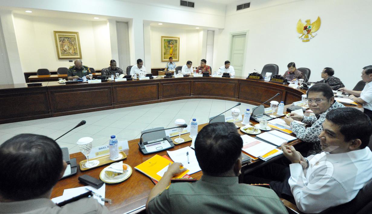 Suasana rapat terbatas tanpa kehadiran Presiden Joko Widodo di Kantor Presiden, Komplek Istana Kepresidenan, Jakarta, Rabu (18/3/2015). Rapat tersebut membahas politik hukum dan HAM. (Liputan6.com/Faizal Fanani)