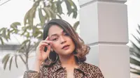 Ternyata Regina pernah berkolaborasi dengan penyanyi terkenal Indonesia. Melalui akun Instagramnya, Regina terlihat pernah berkolaborasi dengan Ariel Noah. (Liputan6.com/IG/reginapoetiray)