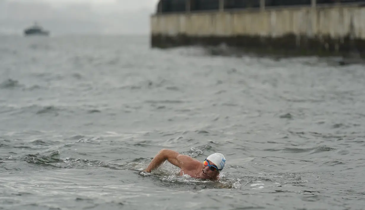 Lewis Pugh menyelesaikan renangnya pada hari Rabu pagi. (AP Photo/Seth Wenig)