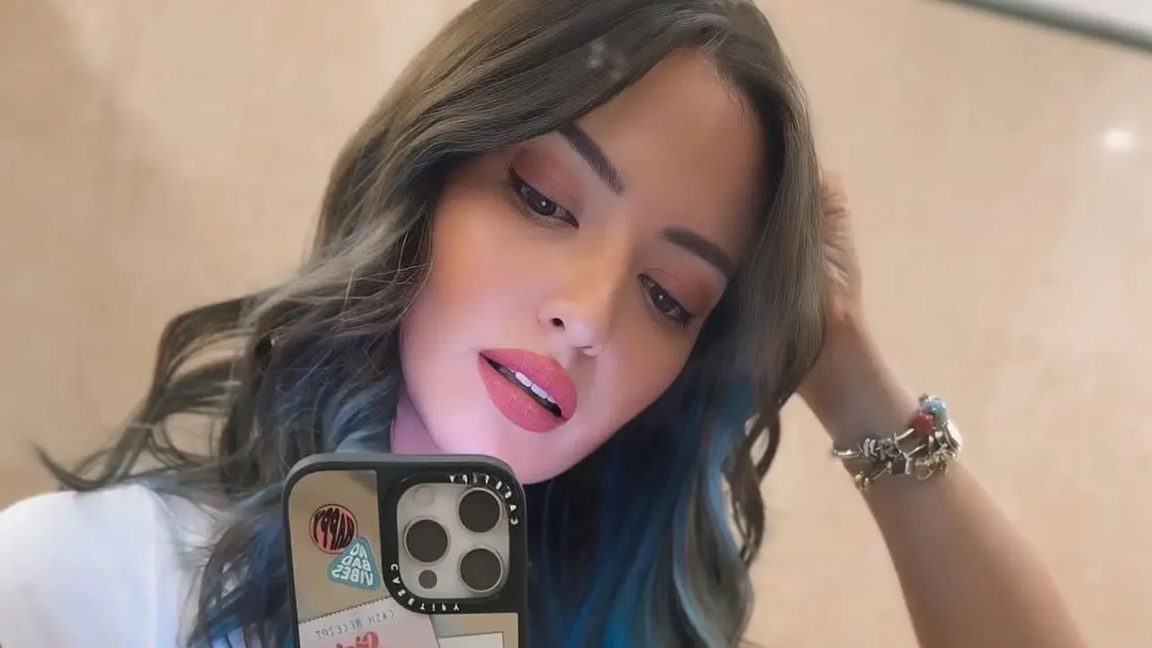 Penampilan Nia Ramadhani dengan warna rambut terbaru. [@ramadhaniabakrie]