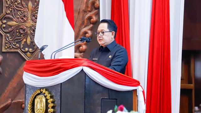 Rapat Paripurna dengan agenda penyampaian Jawaban Eksekutif Atas Pemandangan Umum Fraksi-Fraksi terhadap Raperda Perubahan Atas Peraturan Daerah Provinsi Jawa Timur Nomor 6 Tahun 2019. (Foto: Dian Kurniawan/Istimewa)