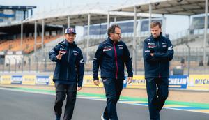 Veda Ega Pratama saat melakukan track walk di Sirkuit Le Mans hari Kamis (07/05/2026). Dia melakukannya jelang gelaran balapan Moto3 Prancis 2026. (Honda Team Asia)