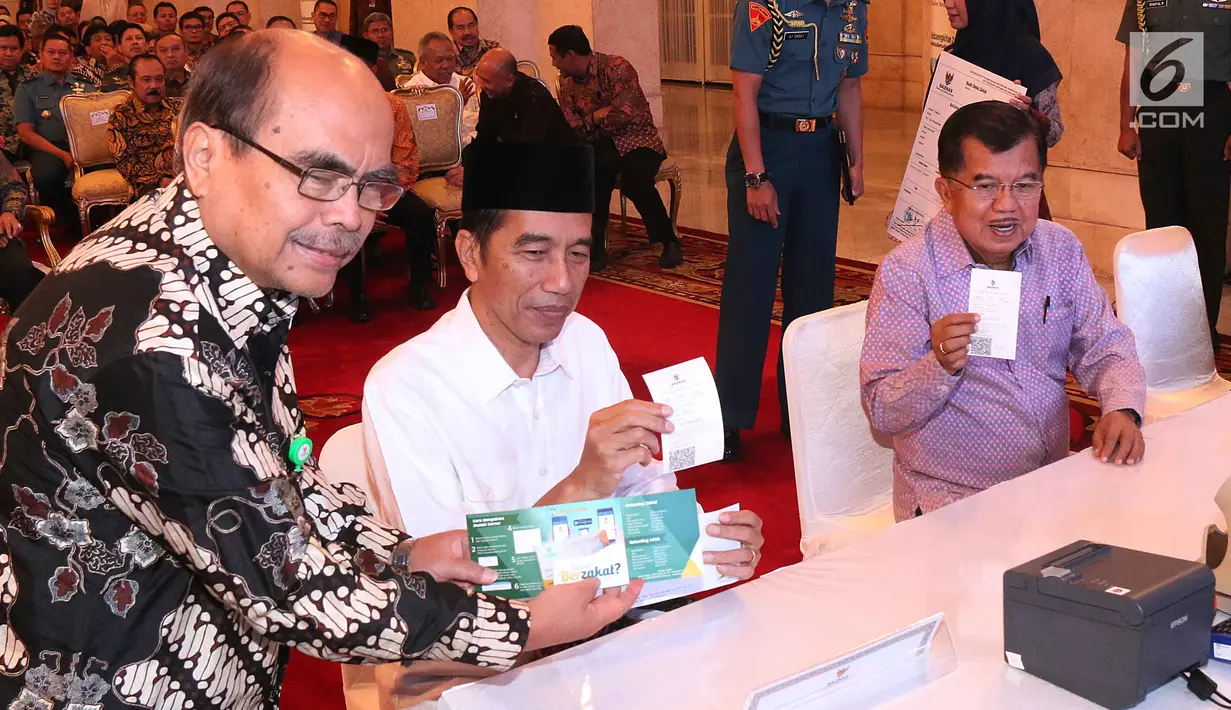 Presiden Jokowi didampingi Wapres Jusuf Kalla menunjukan bukti pembayaran zakat di Istana Negara, Jakarta, Rabu (14/6). Jokowi membayar zakat penghasilan senilai Rp45 juta dari dasar pengenaan zakat mencapai Rp1,8 miliar. (Liputan6.com/Angga Yuniar)