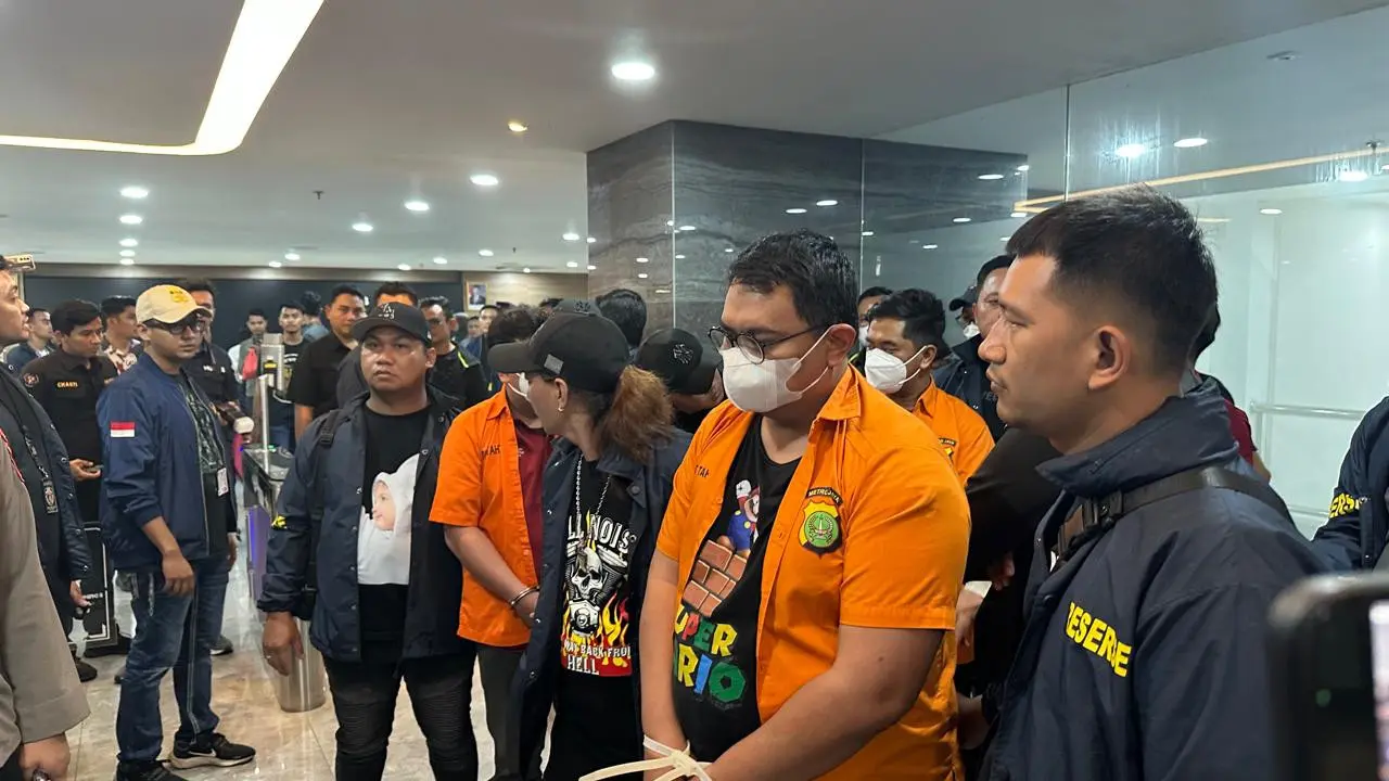 Polda Metro Jaya melakukan penggeledahan di Kantor Kementerian Komunikasi dan Digital (Komdigi) hari ini, Jumat (1/11/2024). Penggeledahan dilakukan terkait kasus judi online para pegawai dan staf Komdigi. (Merdeka.com/Rahmat Baihaqi)