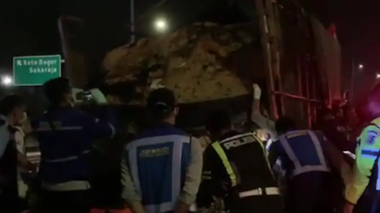 Sebuah mobil jenis SUV terbakar usai menabrak truk di Tol Jagorawi KM 42.800, Bogor, Jawa Barat, Kamis (25/8/2022) malam