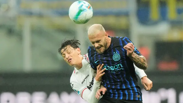 Romano Floriani Mussolini (kiri) berebut bola dengan Federico Dimarco