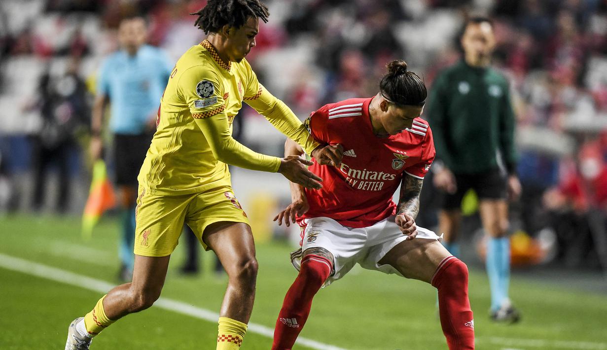 Trent Alexander-Arnold kembali menunjukkan kelasnya sebagai pemain top dunia. Meski baru comeback dari sedikit masalah hamstring ia mampu menyuguhkan beberapa umpan terobosan yang apik dan bola silang yang indah. (AFP/Patricia De Melo Moreira)