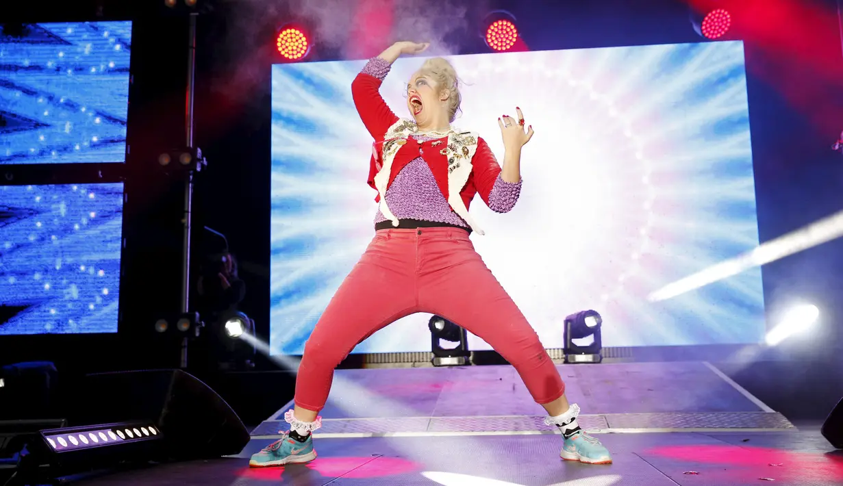 Rachel 'Agnes Young' Sinclair dari AS saat tampil dalam Air Guitar World Championships (Kejuaraan Dunia Gitar Angin) di Oulu, Finlandia, (24/8). Kejuaraan ini pertama kali diadakan pada tahun 1996. (AFP Photo/Lehtikuva/Eeva Riihelä)