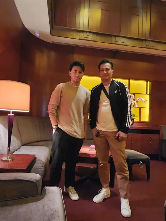 Meski tinggal bersama sang bunda, Rafi juga dekat dengan sang ayah. Dari beberapa unggahannya, Adjie Pangestu kerap membagikan momen bersama putranya. [Instagram/adjiepangestu]