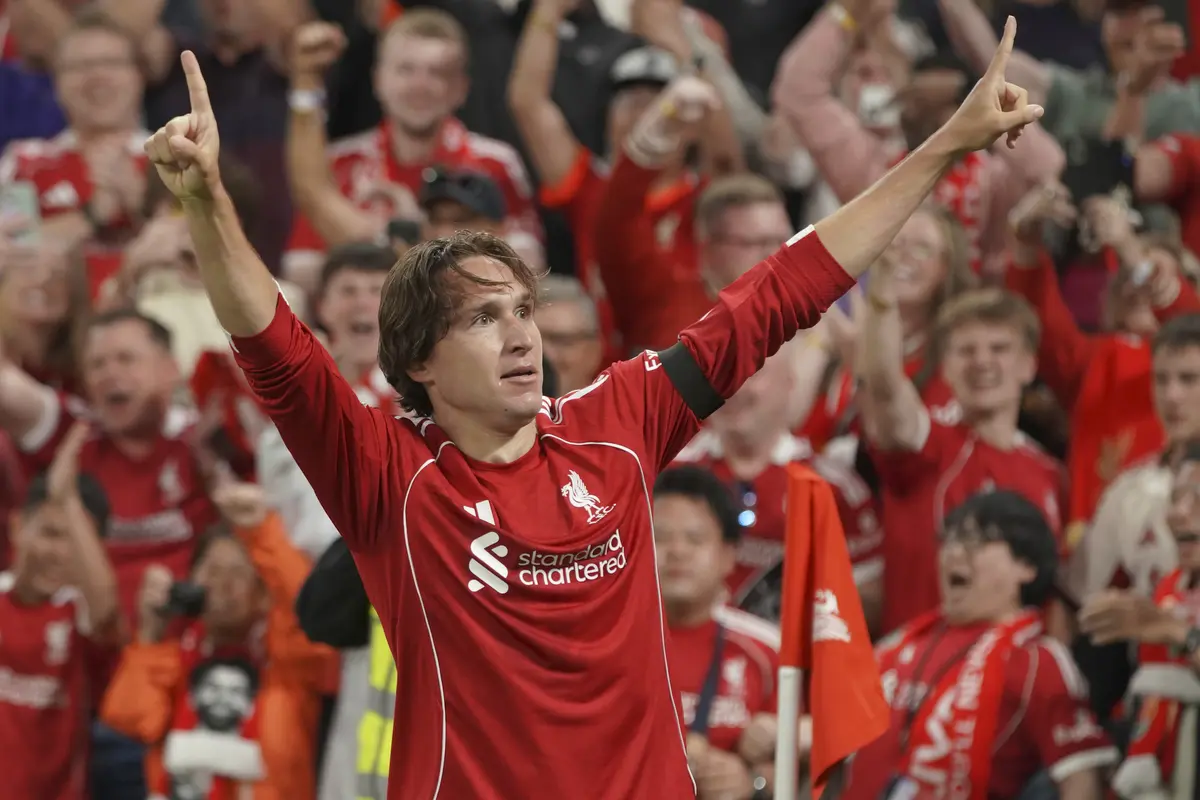 Selebrasi Federico Chiesa usai mencetak gol bagi Liverpool ke gawang Bournemouth di Anfield, Sabtu (16/08/2025) dini hari WIB. (AP Photo/Ian Hodgson).